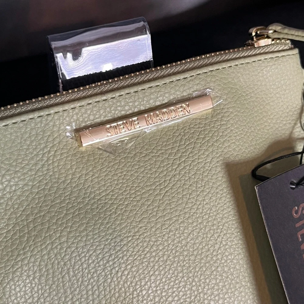 Steve Madden Sage Green Pebble Faux Leather Wristlet Pouch Gold Hardware NWT‎